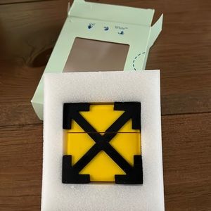 Off-White c/o Virgil Abloh air pods case